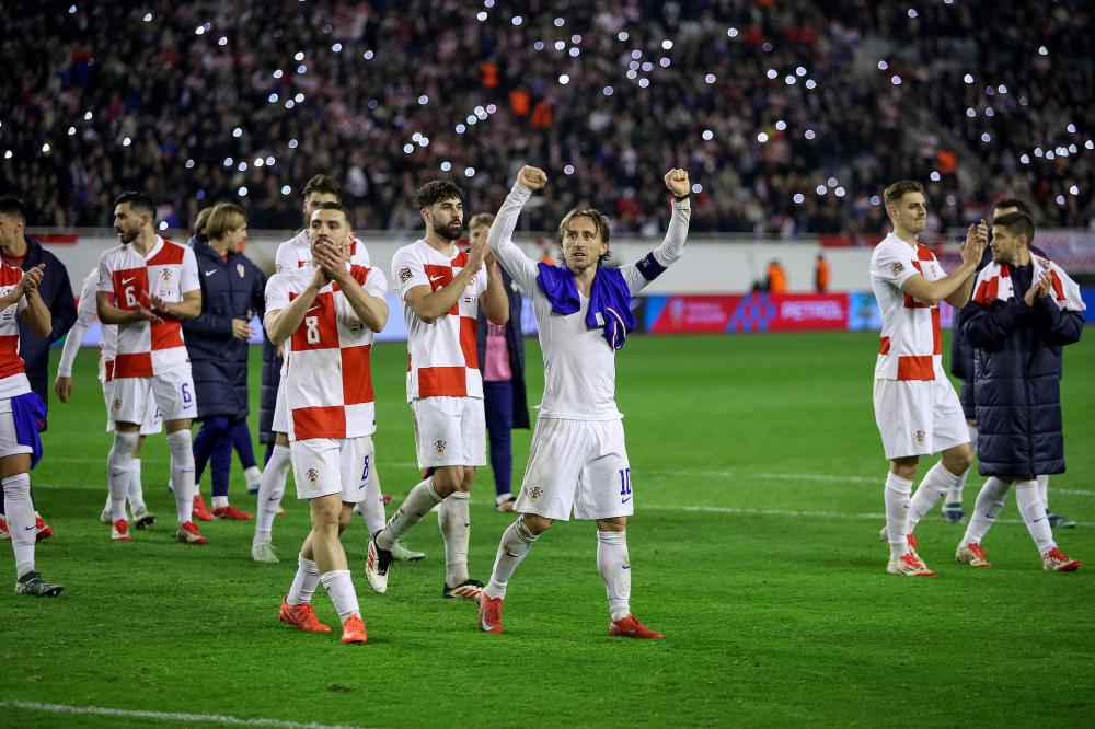 以其敏锐的 以其敏锐的